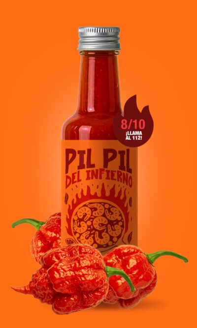 Bottle of Pil Pil del Infierno hot sauce made with garlic, onion, cayenne peppers, smoked paprika from Extremadura, and a touch of Carolina Reaper – perfect for authentic Gambas al Pil Pil